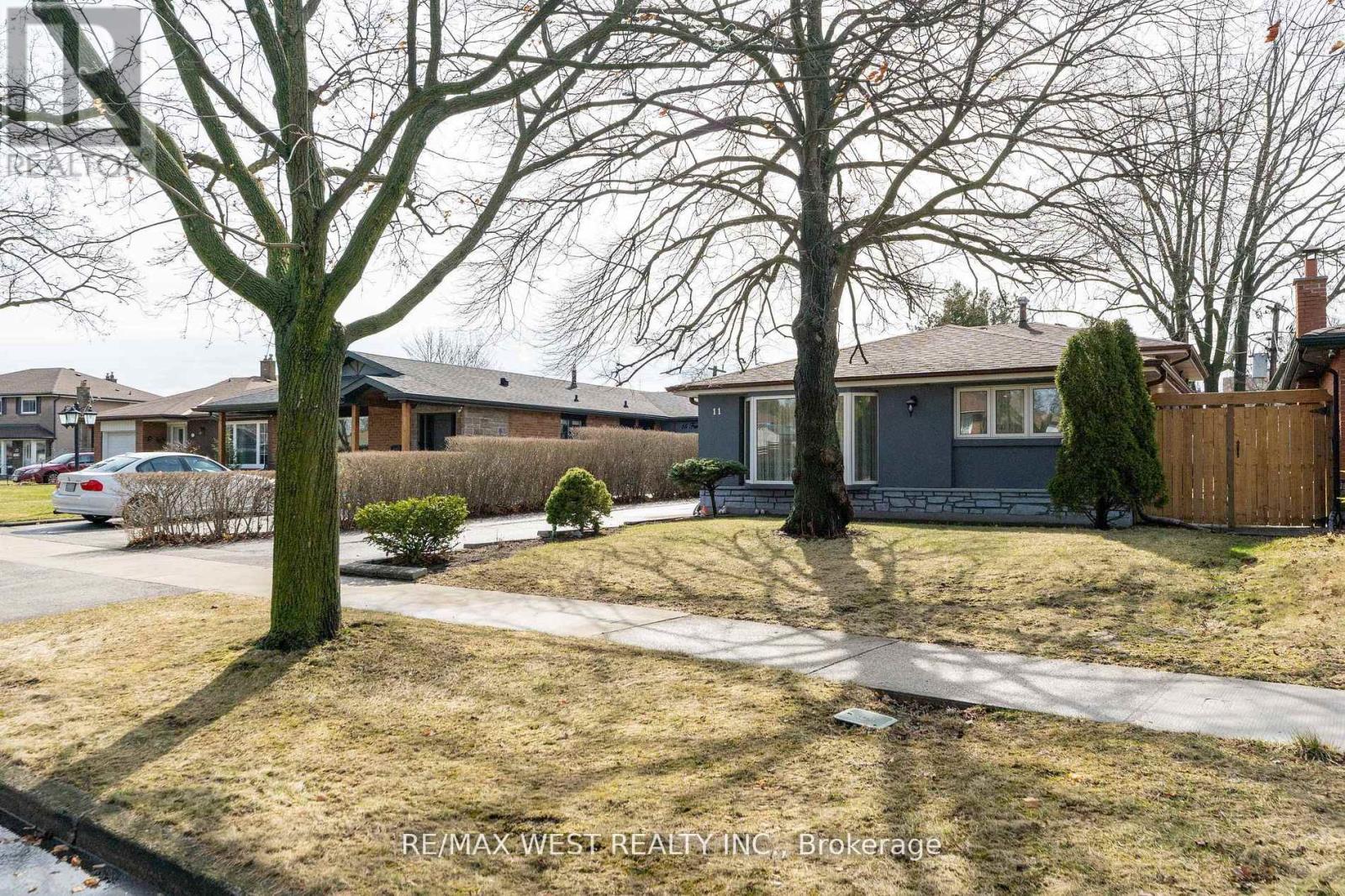 11 Farley Crescent, Toronto, Ontario  M9R 2A5 - Photo 3 - W12576852