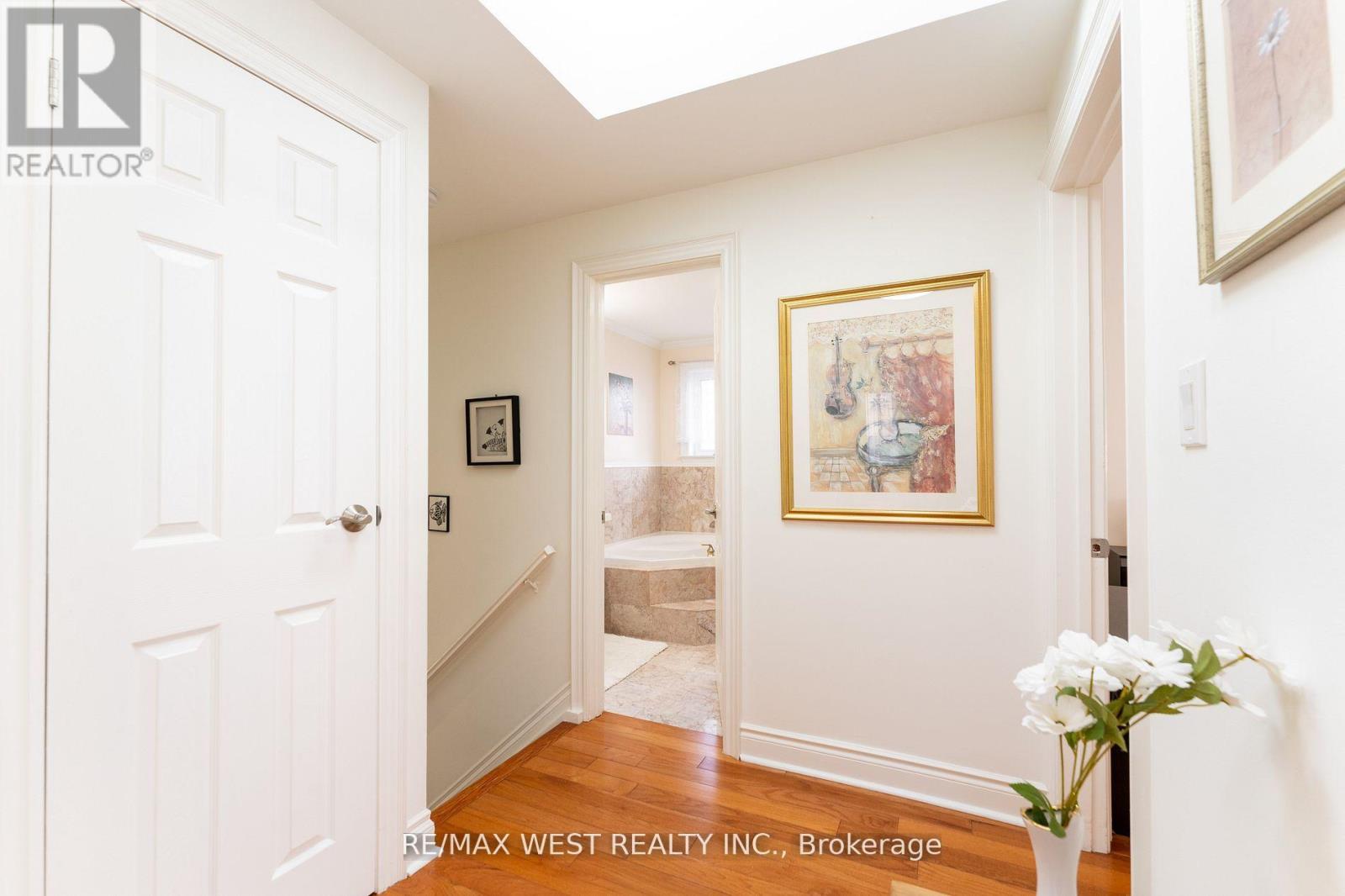 11 Farley Crescent, Toronto, Ontario  M9R 2A5 - Photo 40 - W12576852