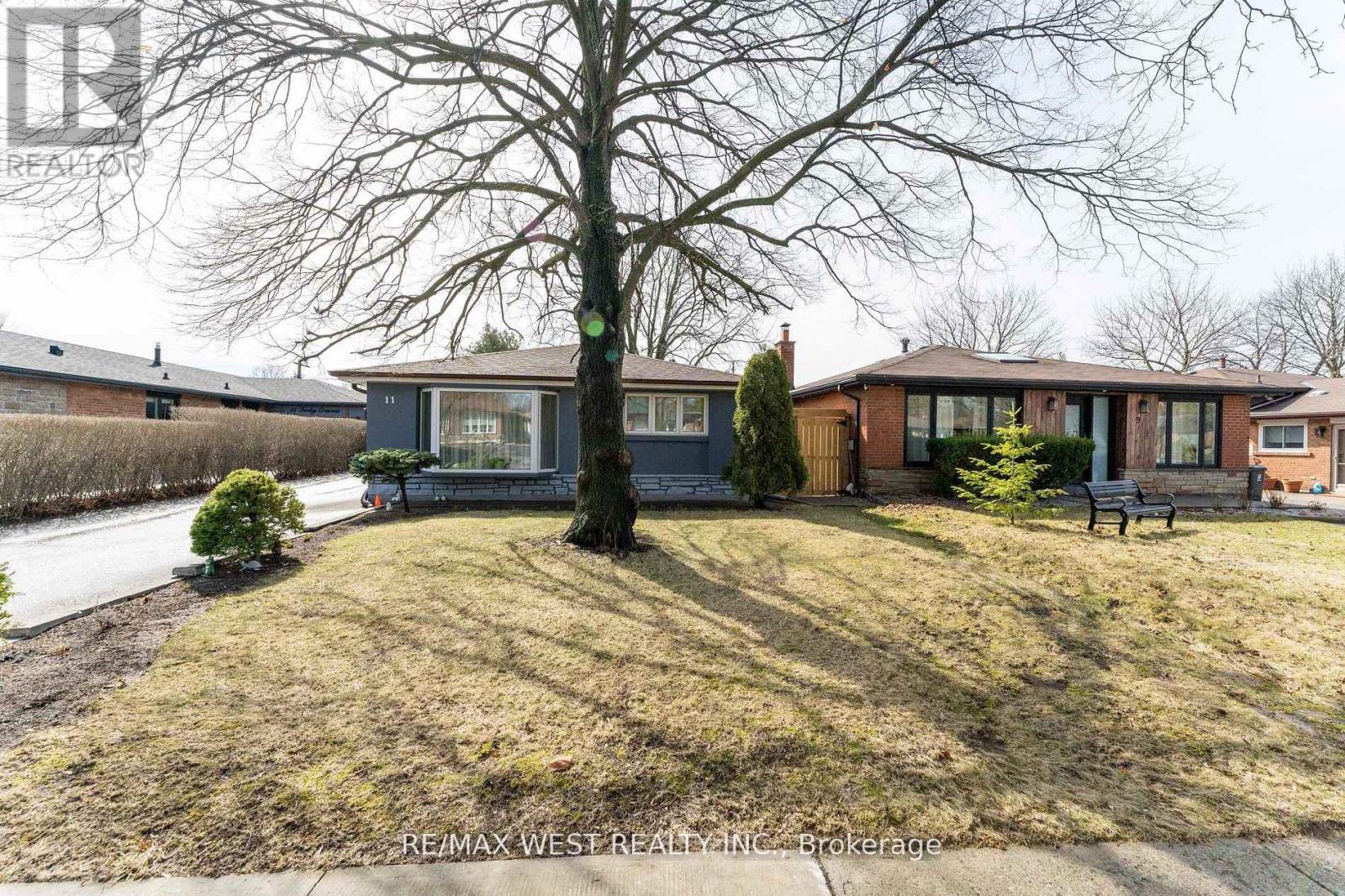 11 Farley Crescent, Toronto, Ontario  M9R 2A5 - Photo 5 - W12576852