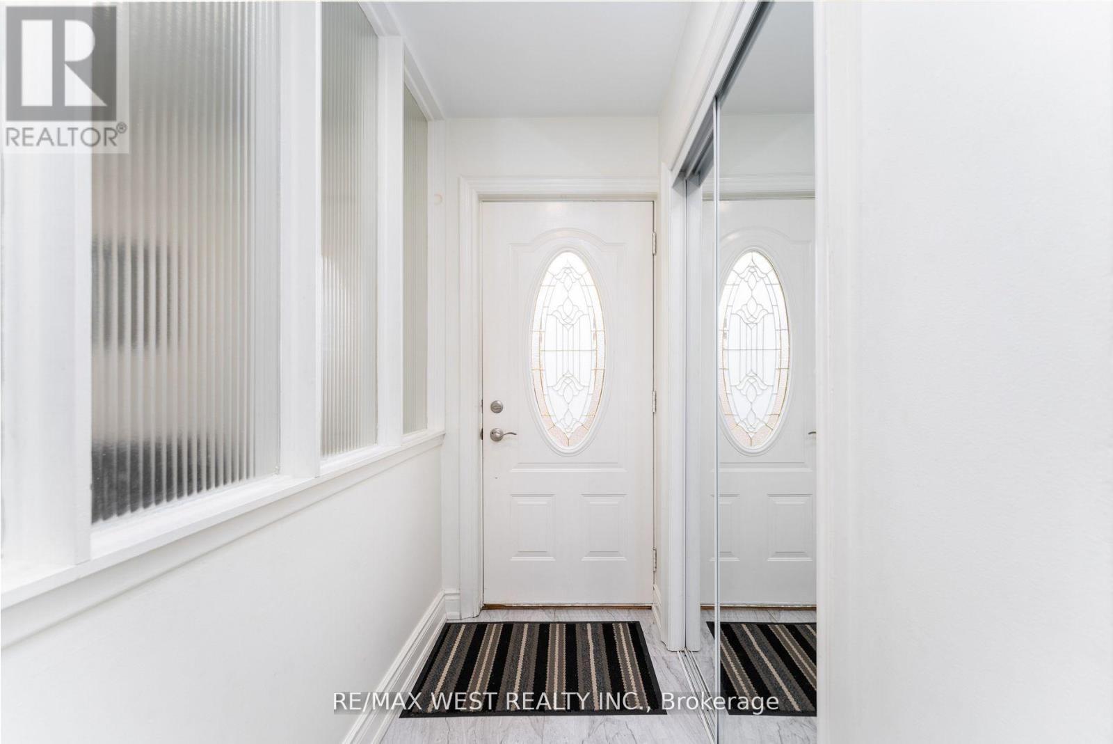 11 Farley Crescent, Toronto, Ontario  M9R 2A5 - Photo 7 - W12576852