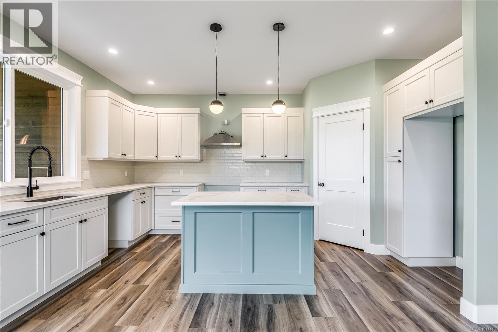 742 Salmonberry St, Campbell River, British Columbia  V9H 0G1 - Photo 2 - 1011413