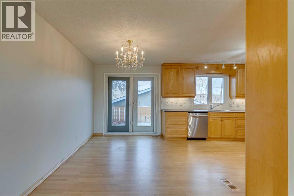 4 Lake Huron Place Se, Calgary, Alberta  T2J 5H9 - Photo 9 - A2270662