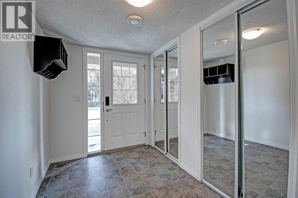 221 Hillcrest Gardens Sw, Airdrie, Alberta  T4B 4J2 - Photo 4 - A2258738