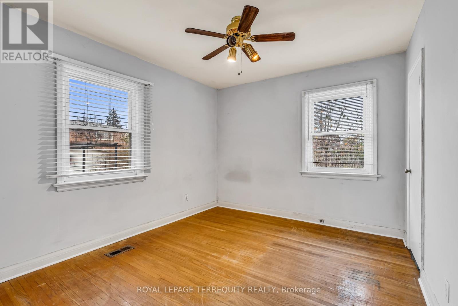 29 Woolton Crescent, Toronto, Ontario  M6M 4L1 - Photo 11 - W12576900