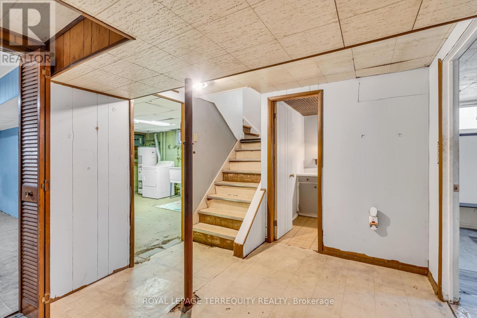 29 Woolton Crescent, Toronto, Ontario  M6M 4L1 - Photo 16 - W12576900