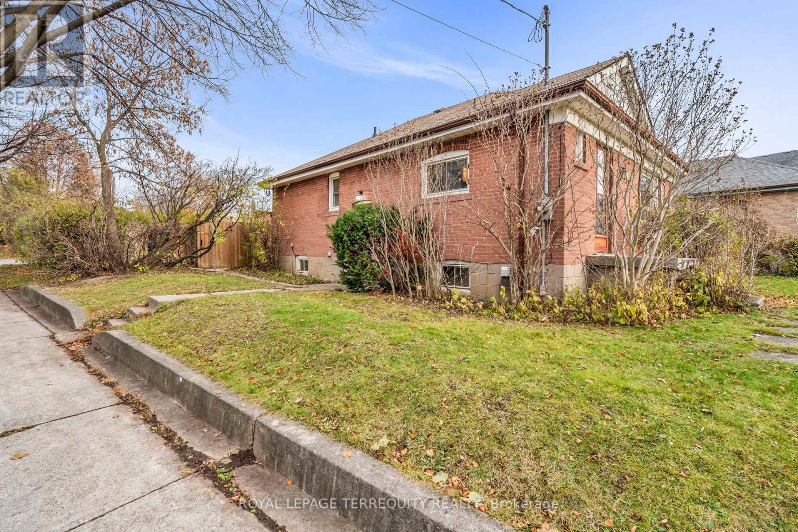 29 Woolton Crescent, Toronto, Ontario  M6M 4L1 - Photo 2 - W12576900