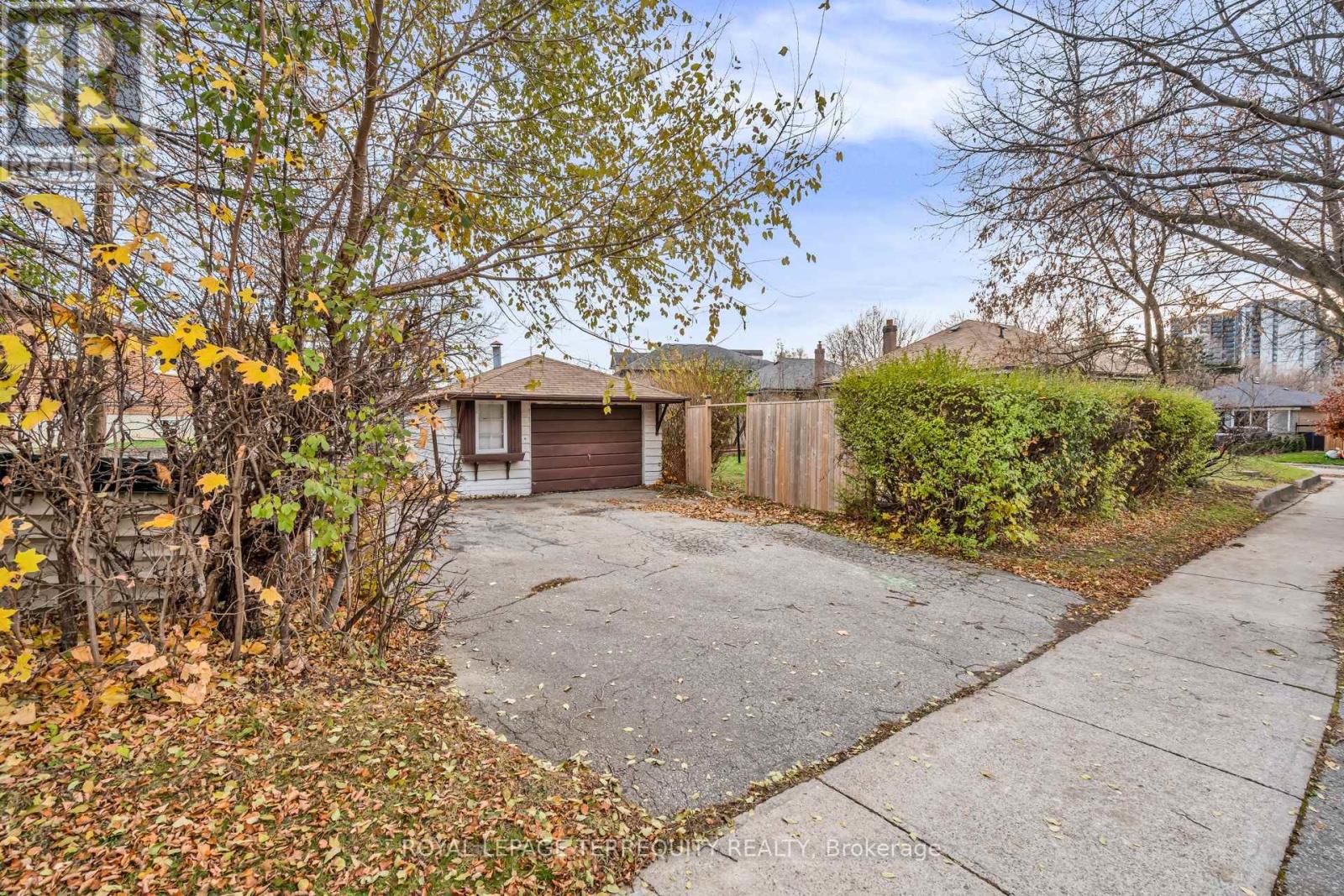 29 Woolton Crescent, Toronto, Ontario  M6M 4L1 - Photo 22 - W12576900