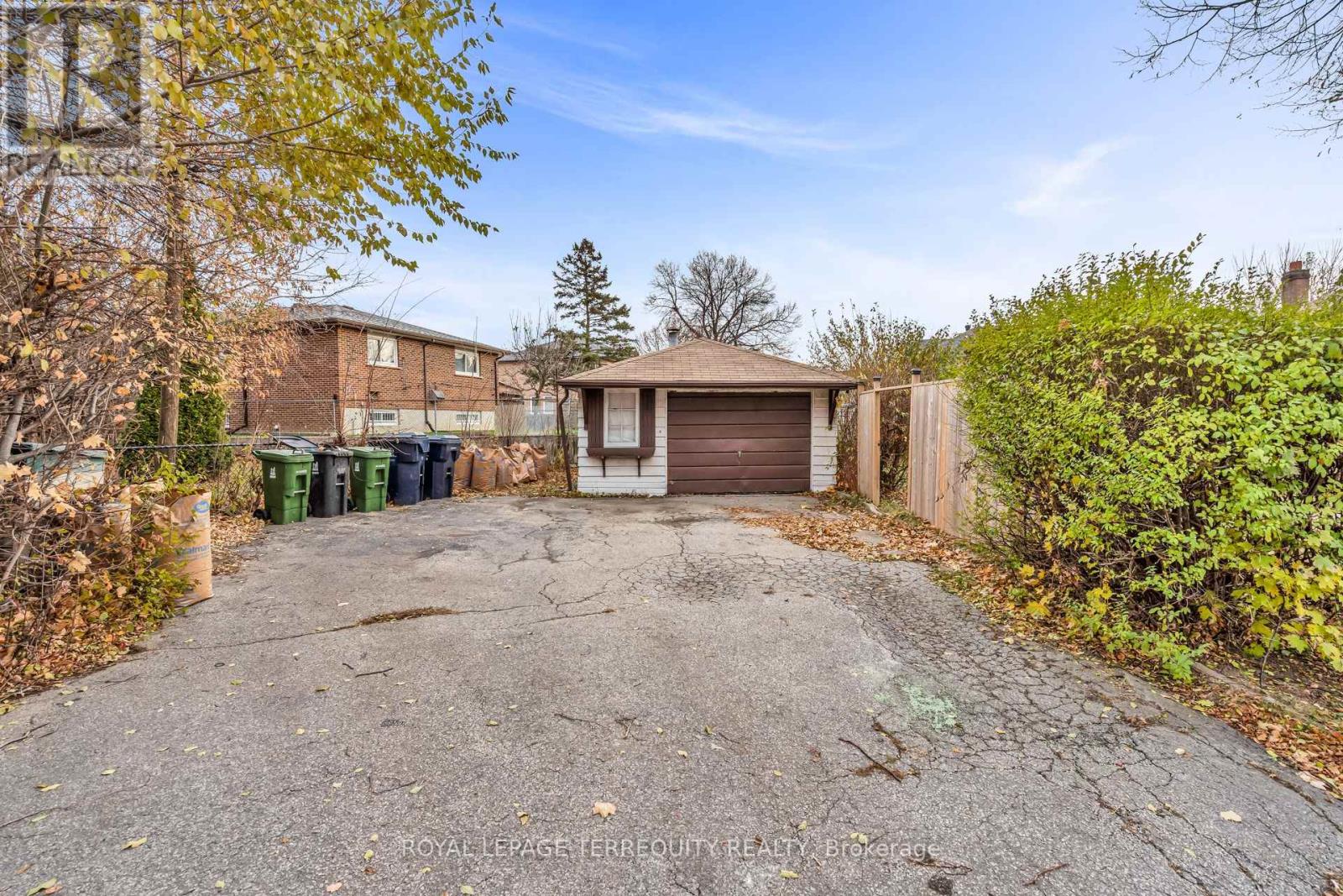 29 Woolton Crescent, Toronto, Ontario  M6M 4L1 - Photo 23 - W12576900