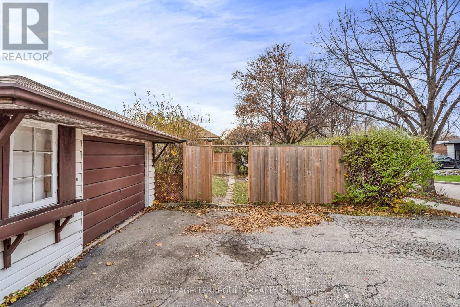 29 Woolton Crescent, Toronto, Ontario  M6M 4L1 - Photo 24 - W12576900