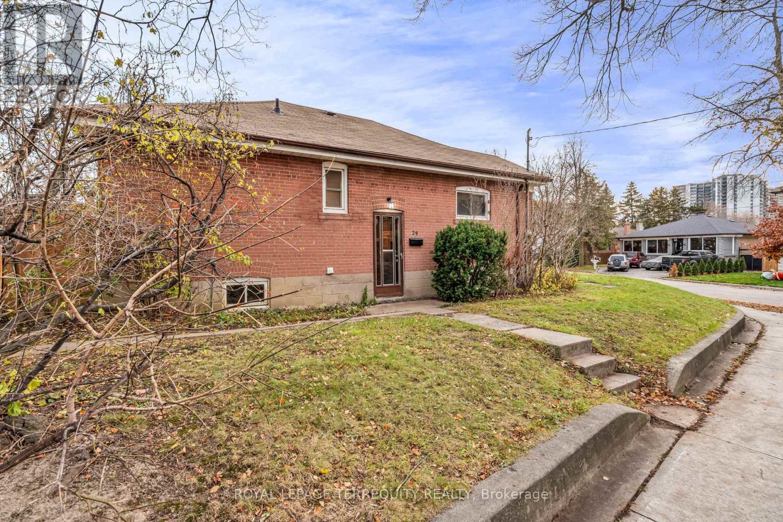 29 Woolton Crescent, Toronto, Ontario  M6M 4L1 - Photo 3 - W12576900
