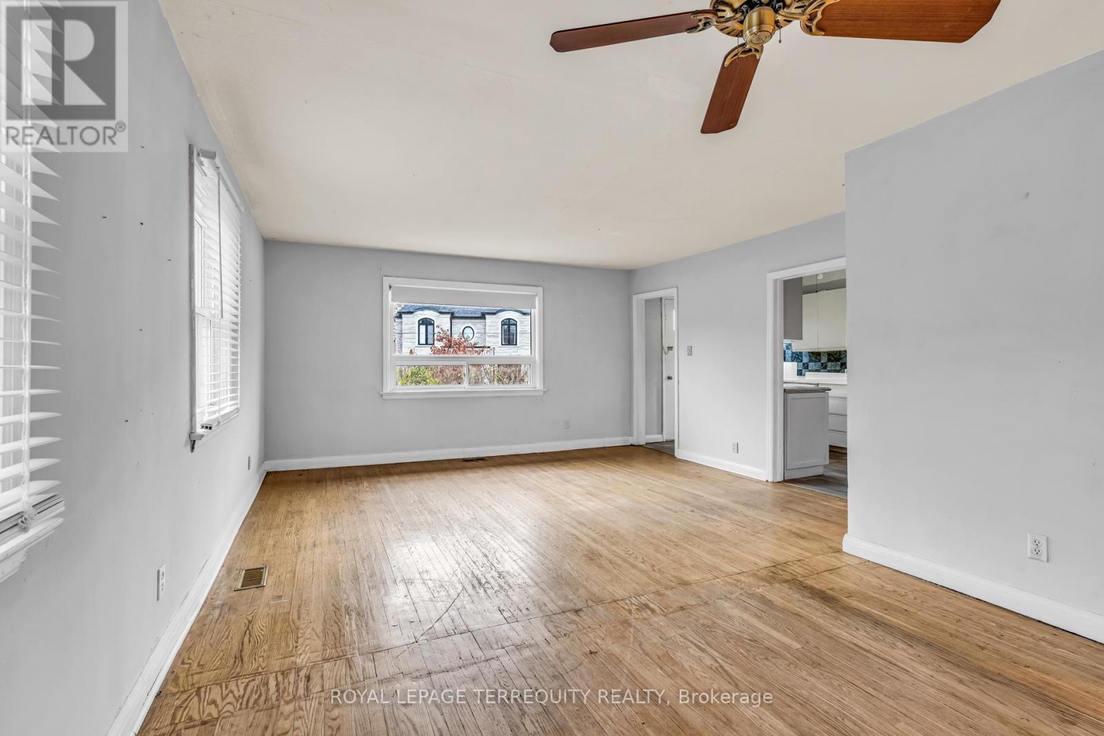 29 Woolton Crescent, Toronto, Ontario  M6M 4L1 - Photo 6 - W12576900