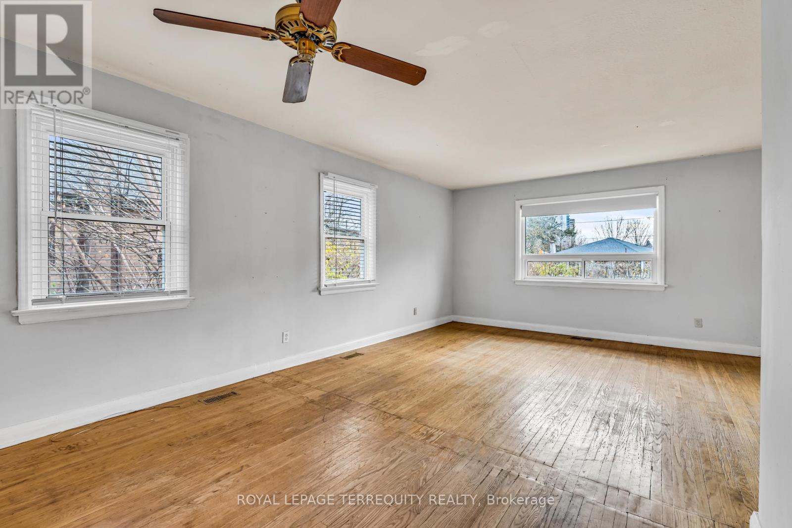 29 Woolton Crescent, Toronto, Ontario  M6M 4L1 - Photo 7 - W12576900