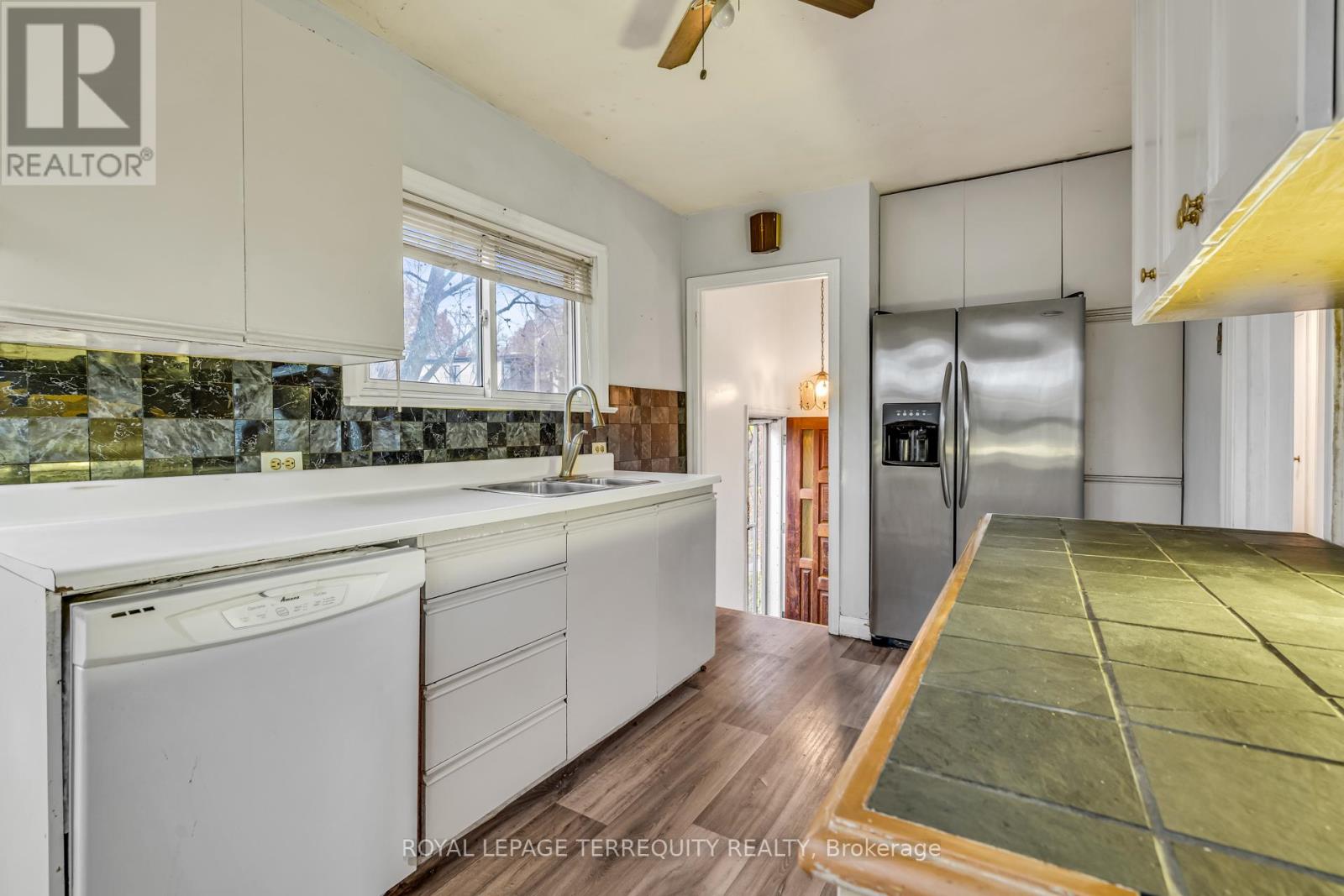 29 Woolton Crescent, Toronto, Ontario  M6M 4L1 - Photo 8 - W12576900