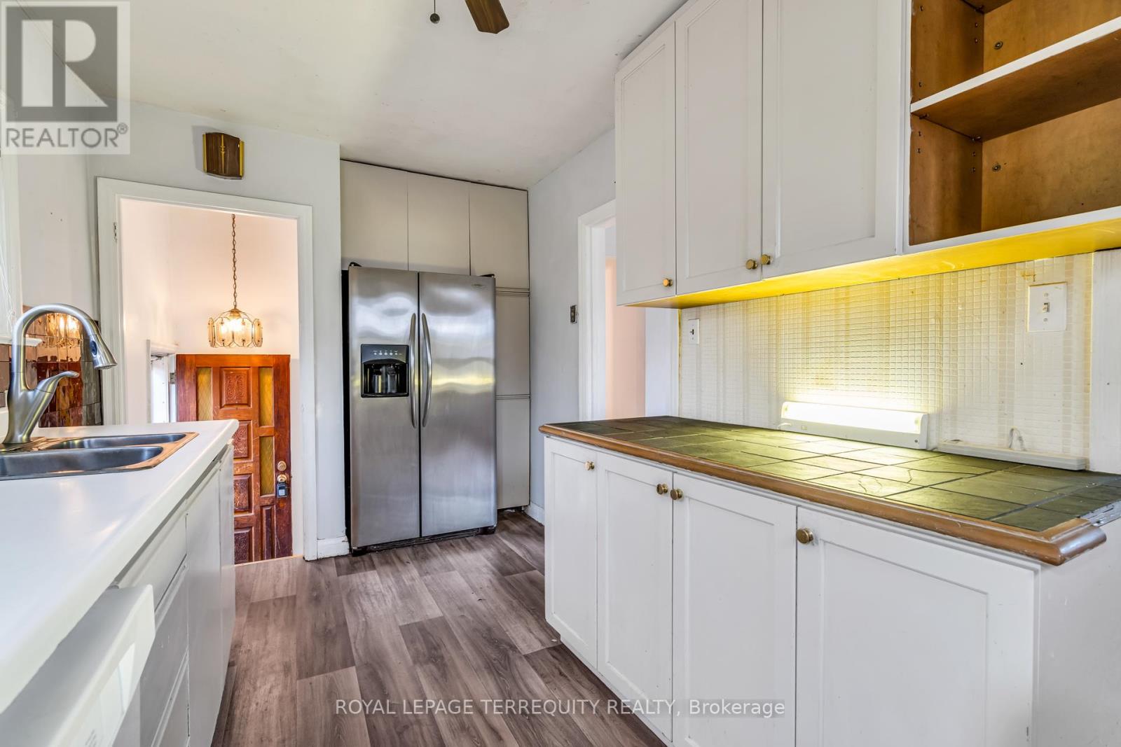 29 Woolton Crescent, Toronto, Ontario  M6M 4L1 - Photo 9 - W12576900