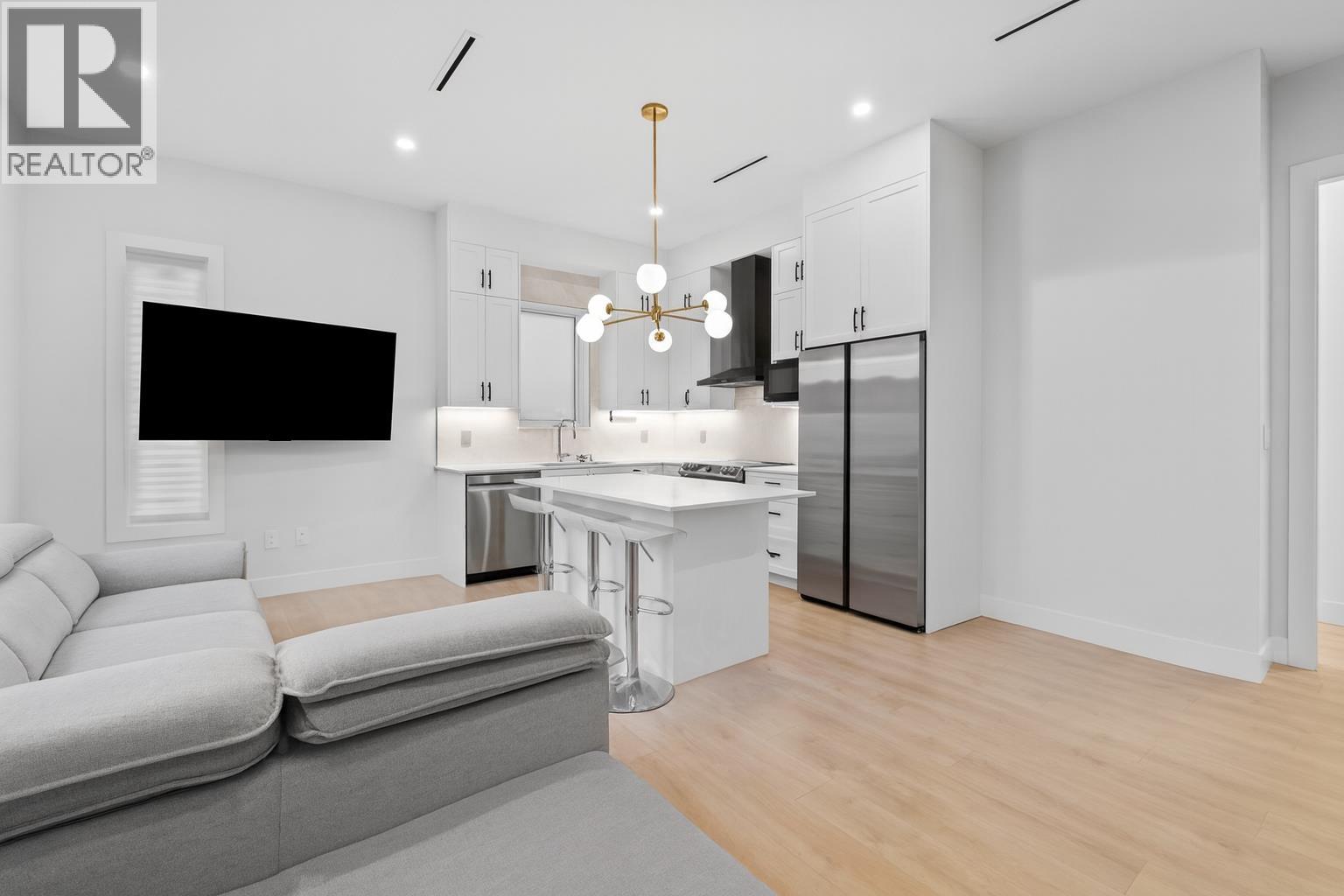 5499 Manor Street, Burnaby, British Columbia  V5G 1B6 - Photo 4 - R3070134