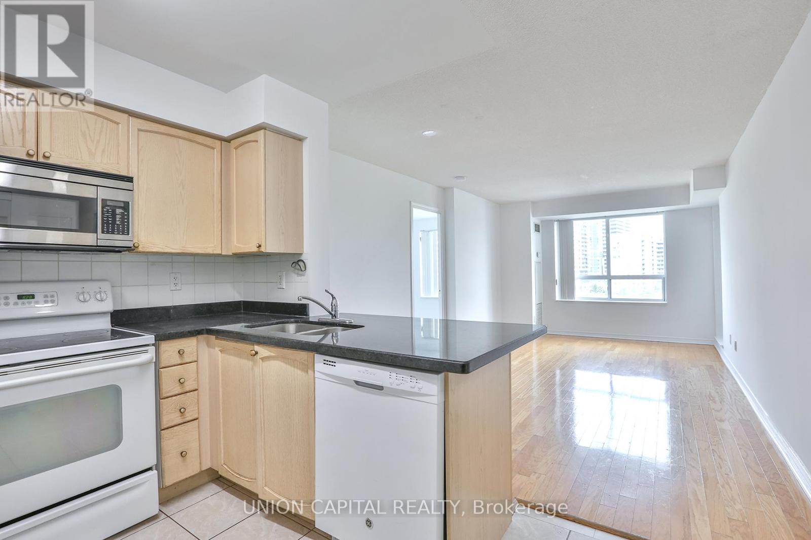 612 - 23 Oneida Crescent, Richmond Hill, Ontario  L4B 0A2 - Photo 4 - N12577010