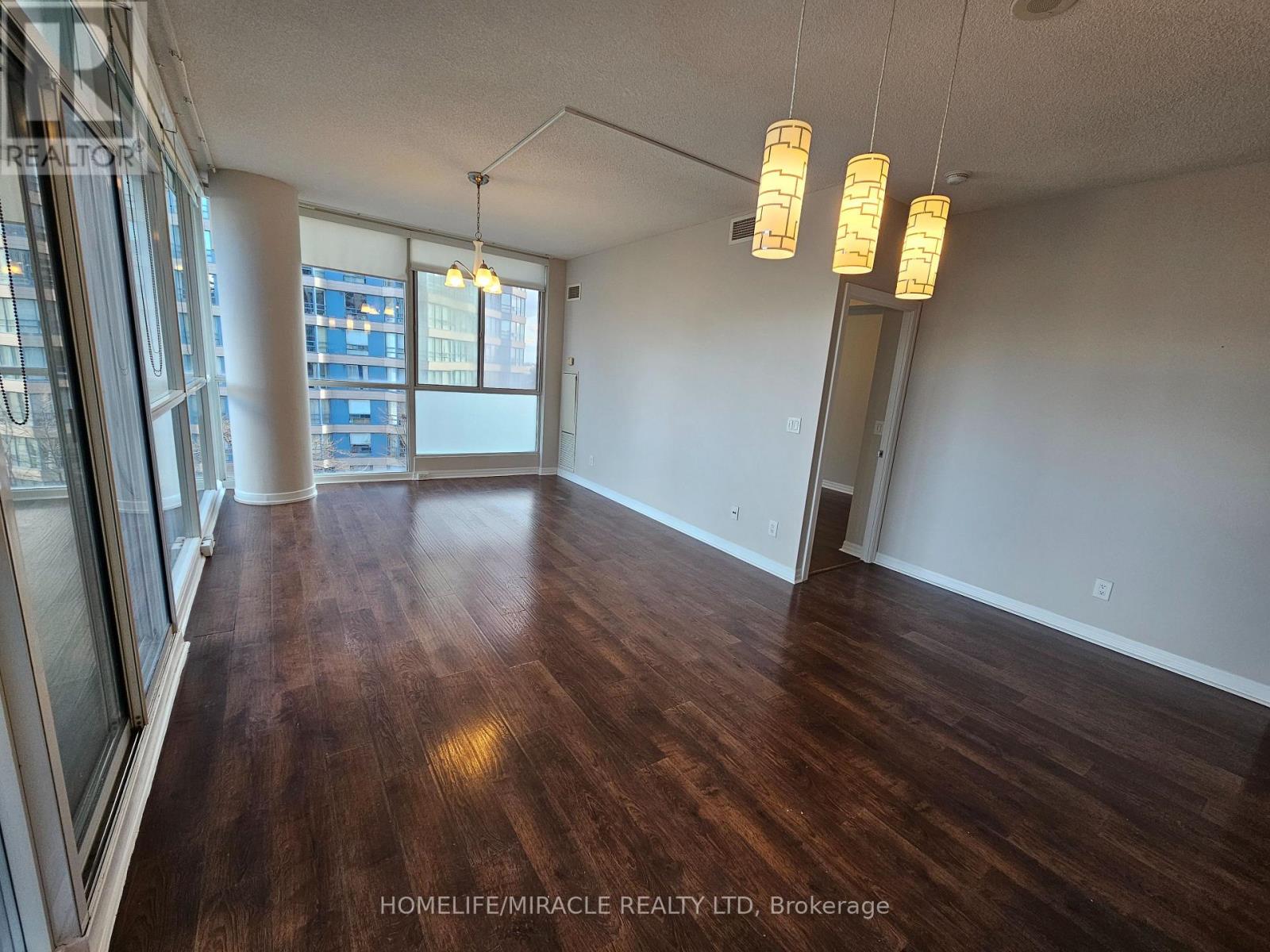 406 - 225 Webb Drive, Mississauga, Ontario  L5B 4P2 - Photo 7 - W12577004