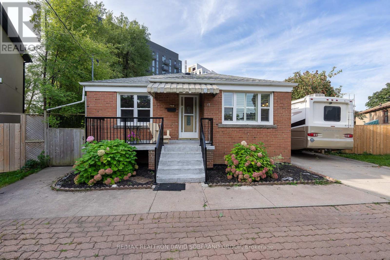 17 WIGAN CRESCENT, Toronto, Ontario