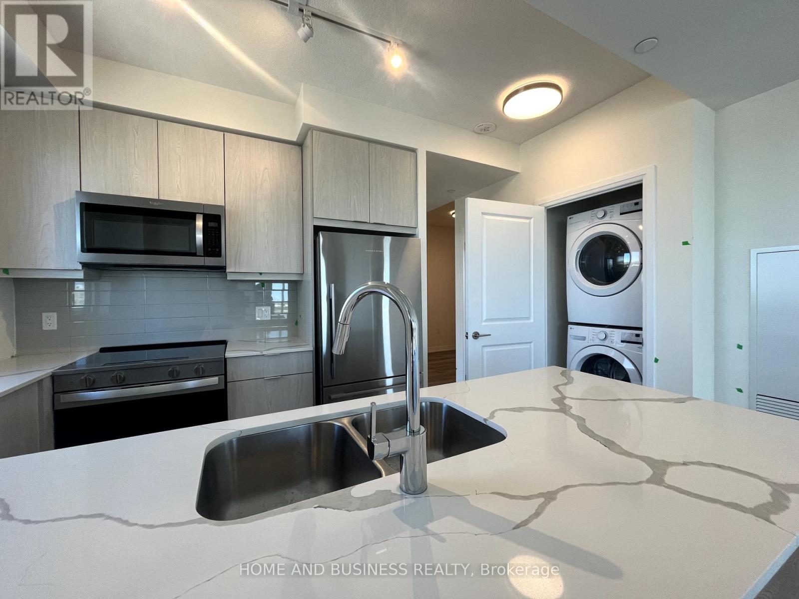 1809 - 15 Watergarden Drive, Mississauga, Ontario  L5R 1B2 - Photo 3 - W12455938