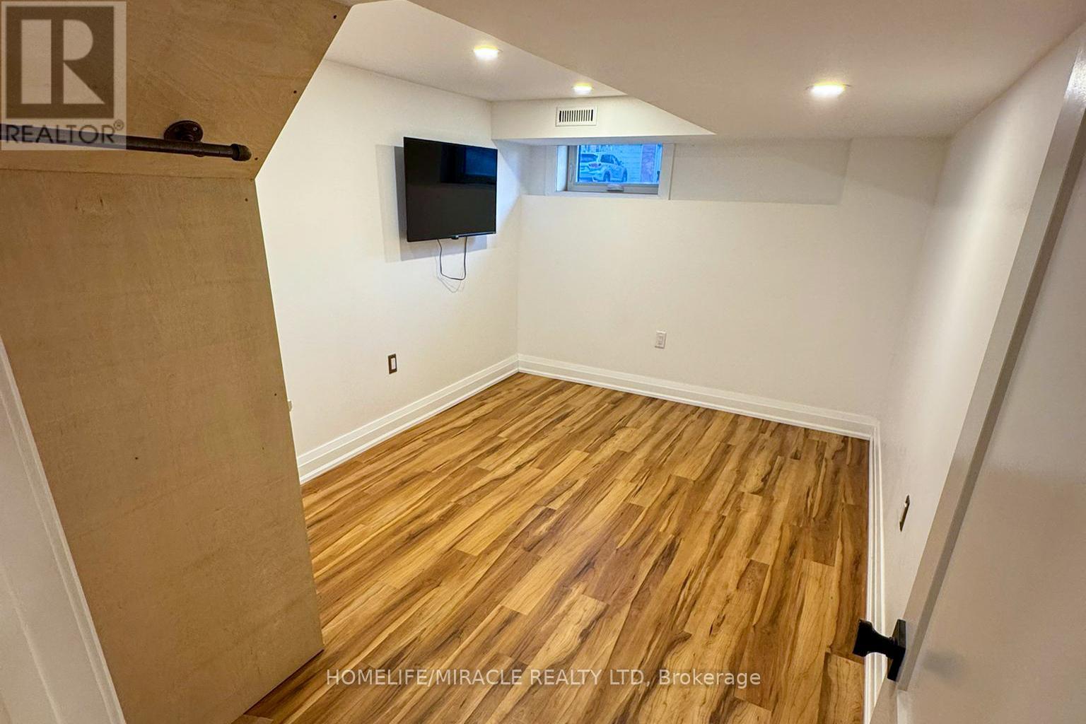 Lower - 231 Mount Albion Road, Hamilton, Ontario  L8K 6K1 - Photo 4 - X12577038