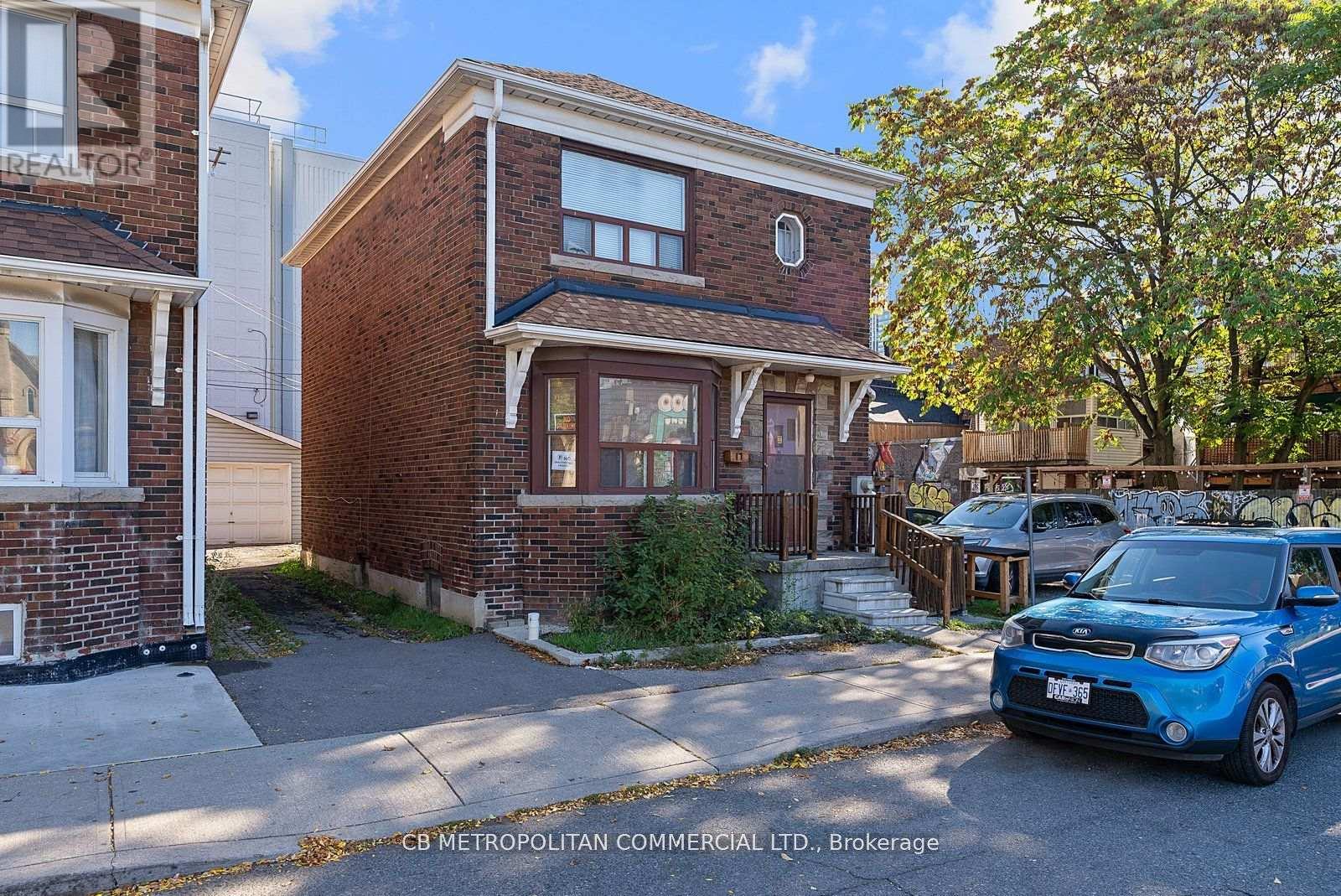 17 Augusta Avenue, Toronto, Ontario  M5T 2K7 - Photo 2 - C12577100