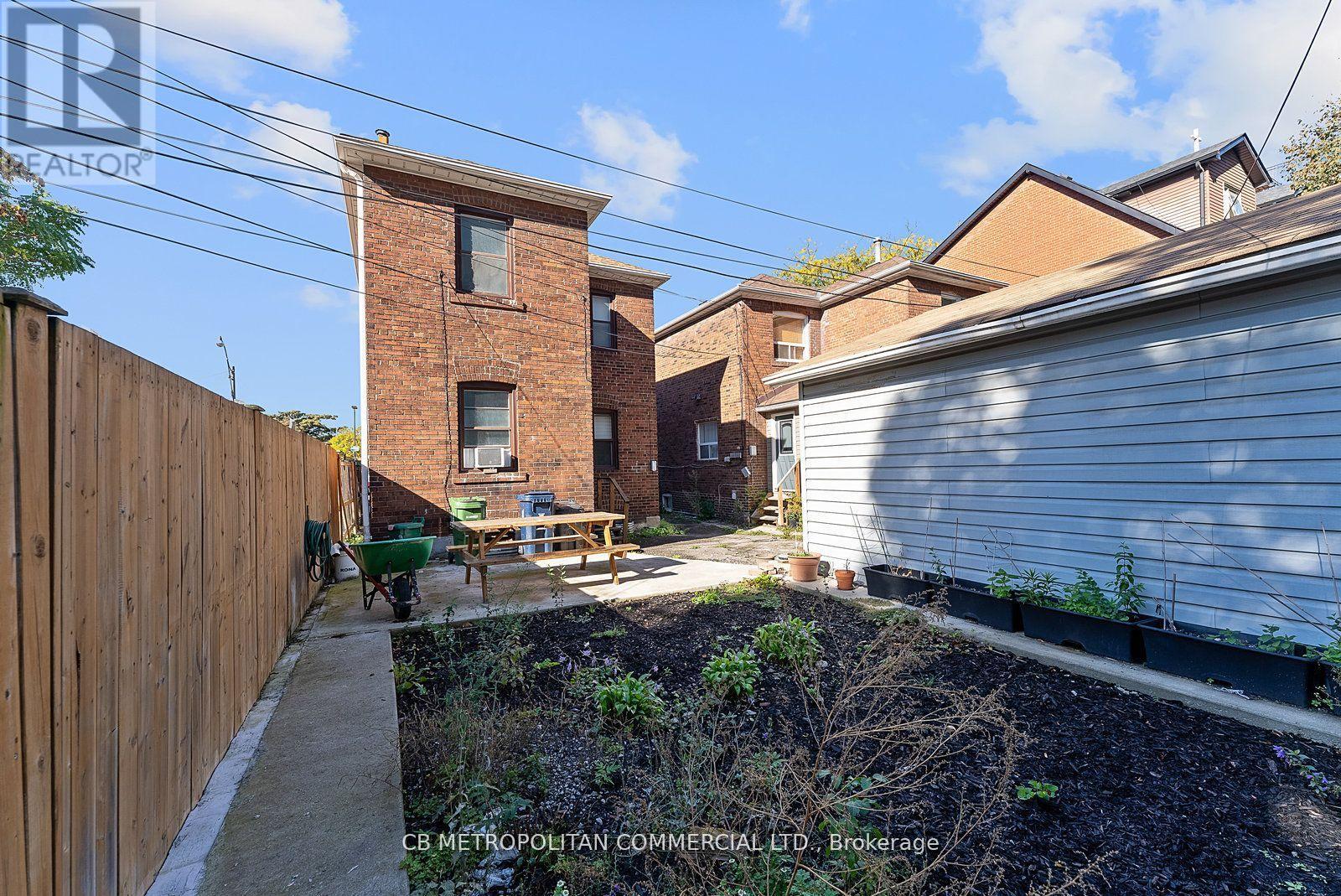17 Augusta Avenue, Toronto, Ontario  M5T 2K7 - Photo 27 - C12577100