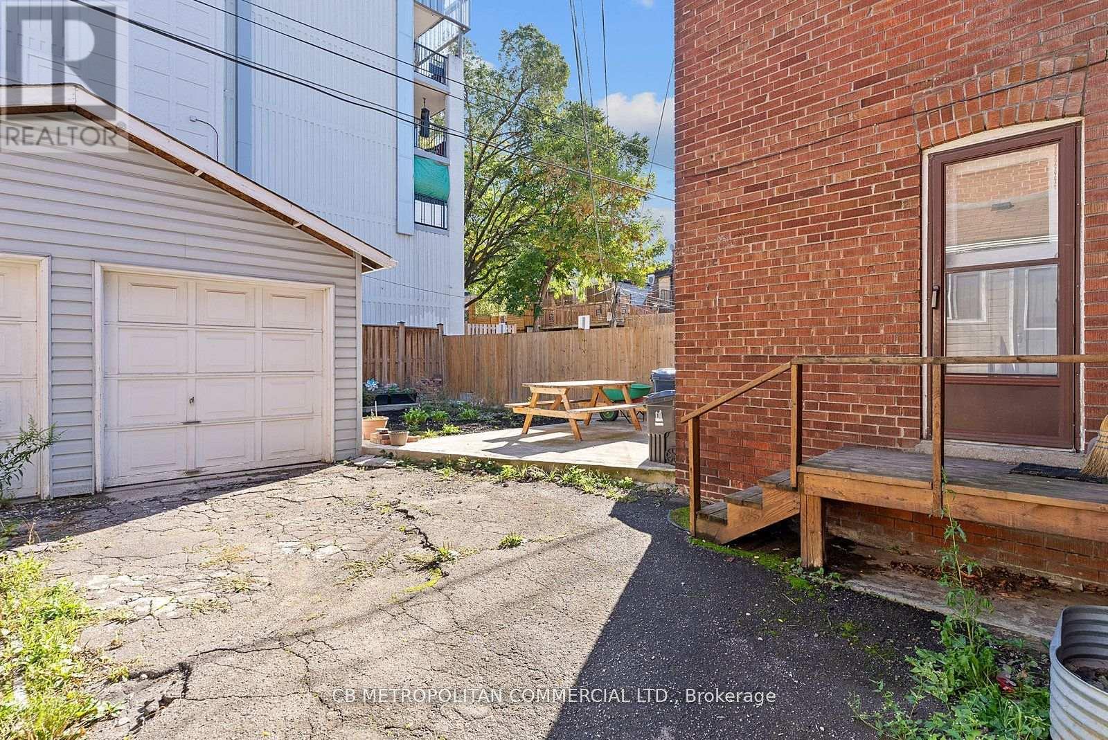 17 Augusta Avenue, Toronto, Ontario  M5T 2K7 - Photo 30 - C12577100