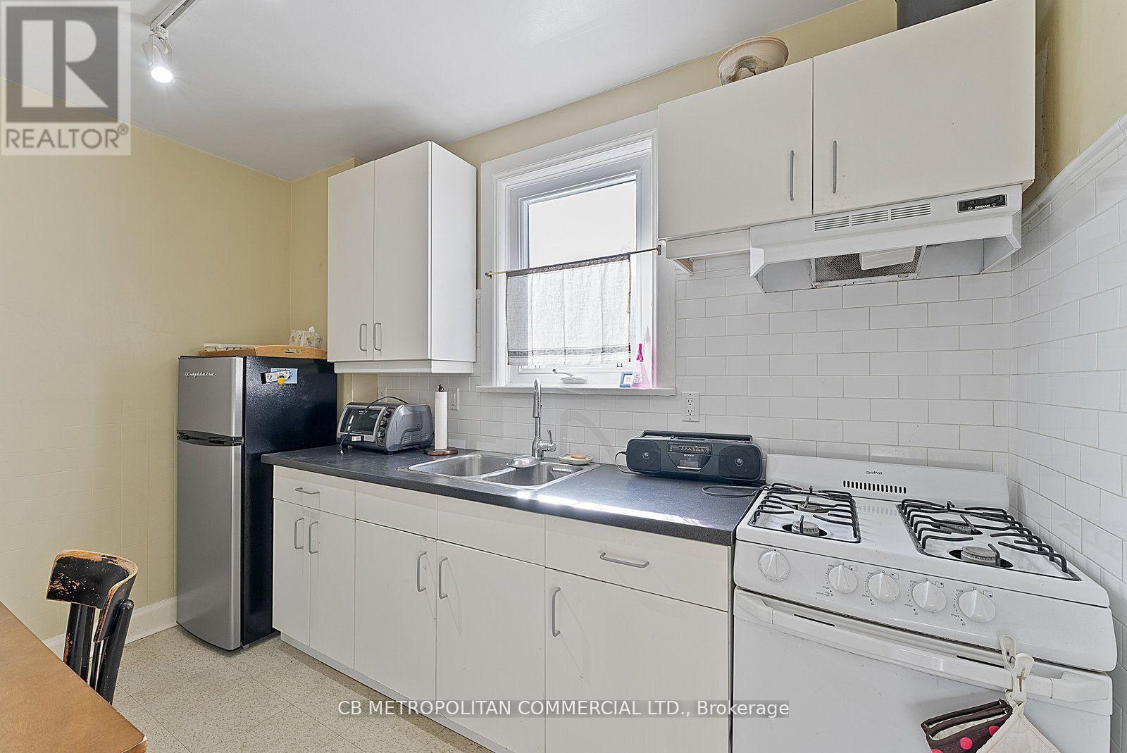 17 Augusta Avenue, Toronto, Ontario  M5T 2K7 - Photo 9 - C12577100