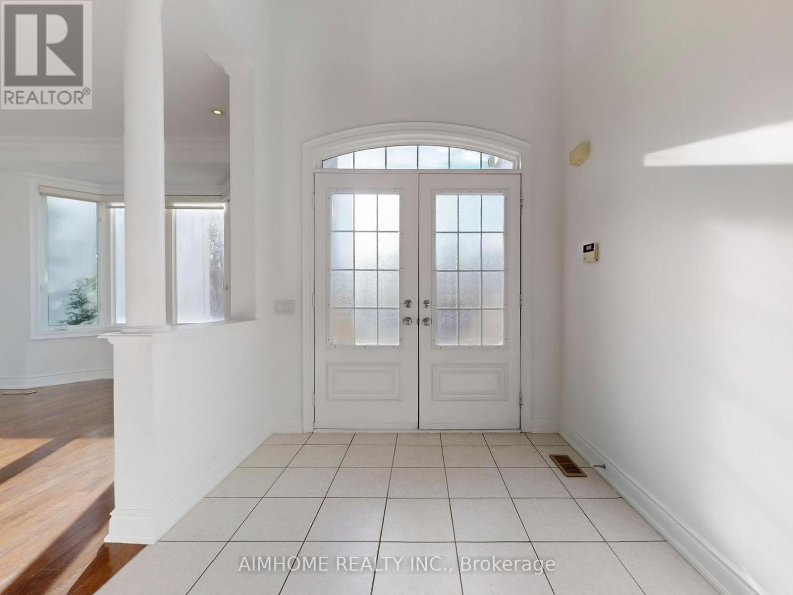 12 Sweet Valerie Court, Vaughan, Ontario  L6A 0C6 - Photo 3 - N12577102