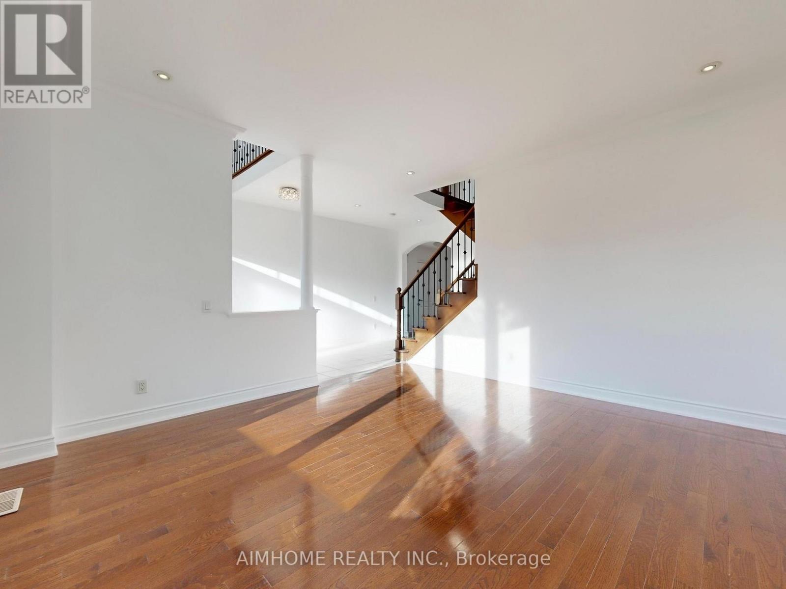 12 Sweet Valerie Court, Vaughan, Ontario  L6A 0C6 - Photo 5 - N12577102