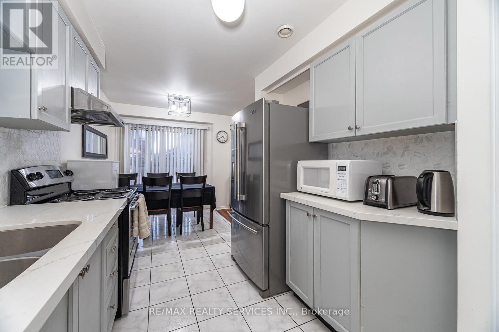 9 Kimberley Crescent, Brampton, Ontario  L6R 1T6 - Photo 10 - W12577090