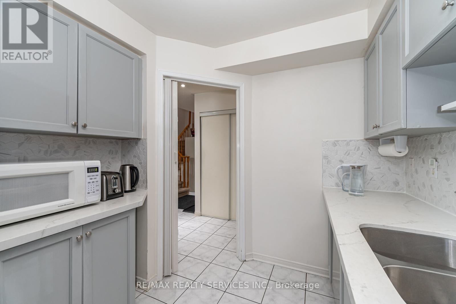 9 Kimberley Crescent, Brampton, Ontario  L6R 1T6 - Photo 11 - W12577090