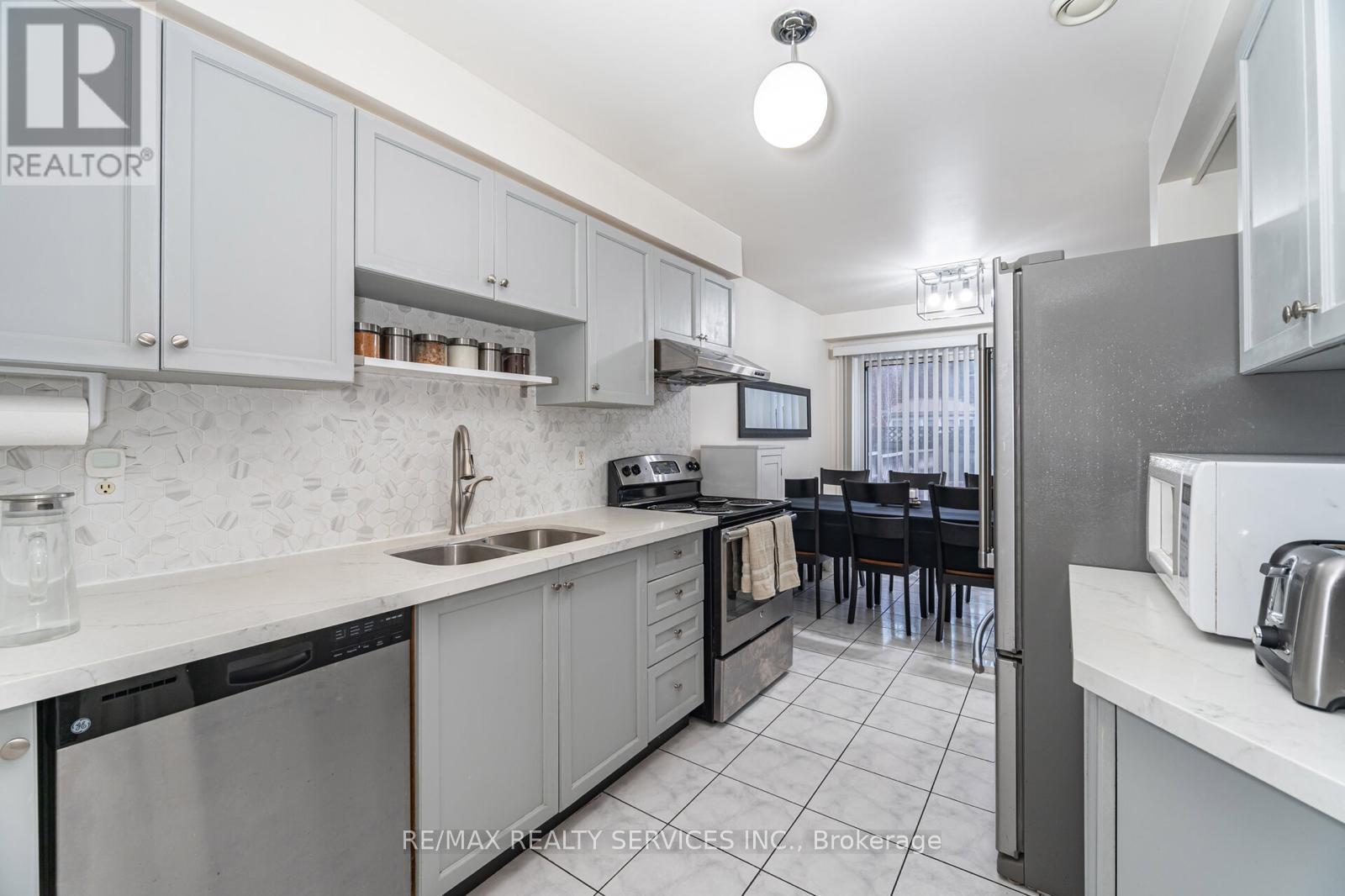 9 Kimberley Crescent, Brampton, Ontario  L6R 1T6 - Photo 9 - W12577090