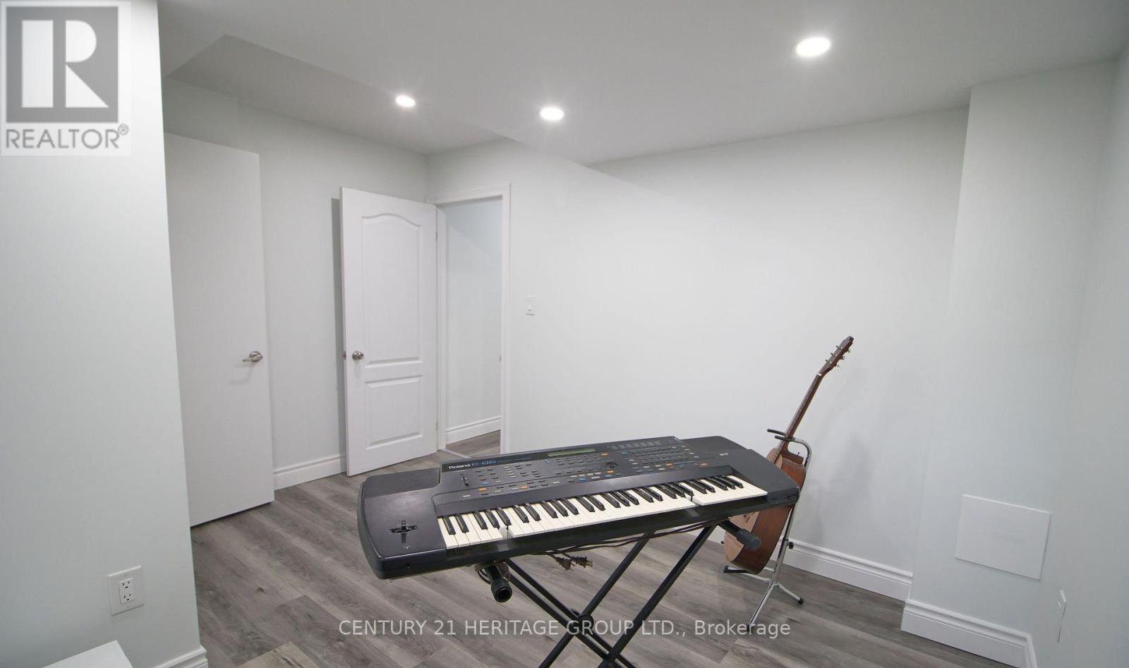 10 Akil Thomas Gardens, Toronto, Ontario  M1P 0G3 - Photo 3 - E12577156