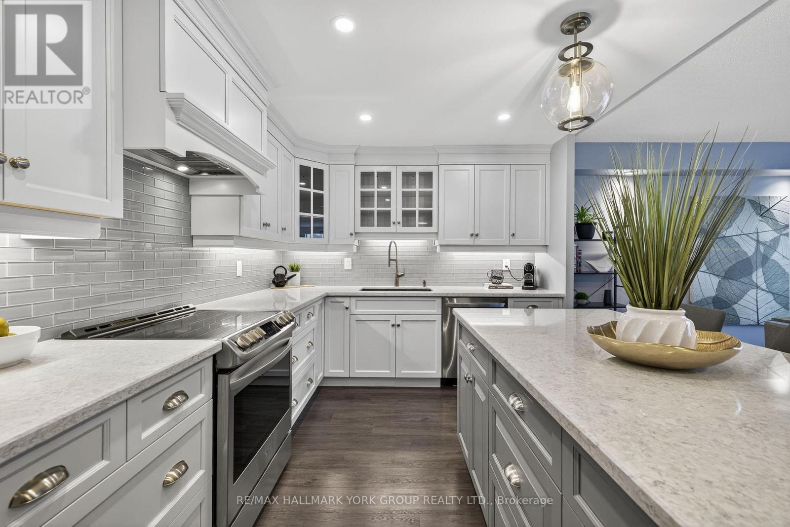 906 - 250 Davis Drive, Newmarket, Ontario L3Y 7T7 - Photo 3 - N12577130