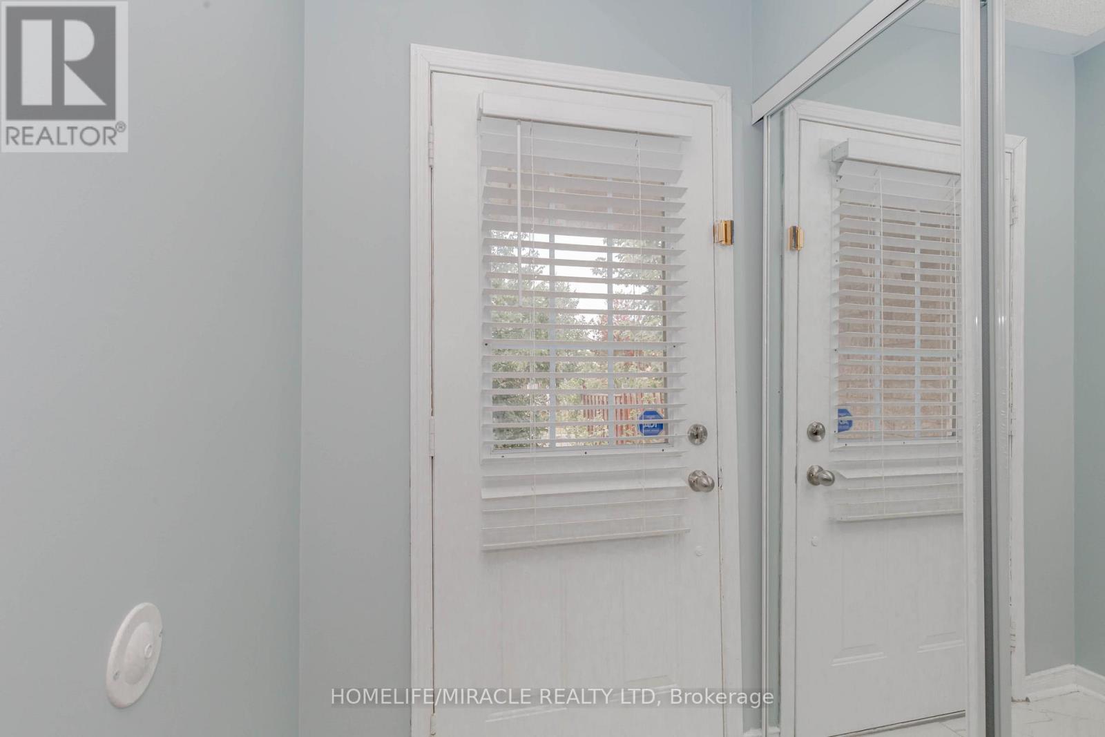 4 Vauxhall Crescent, Brampton, Ontario  L7A 3A3 - Photo 4 - W12577120