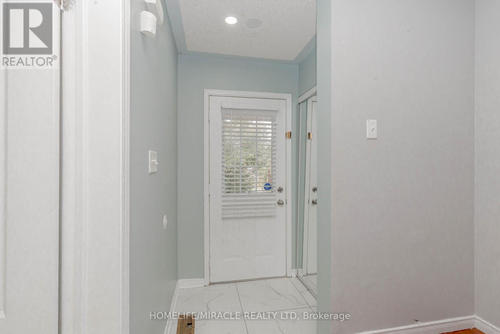 4 Vauxhall Crescent, Brampton, Ontario  L7A 3A3 - Photo 5 - W12577120