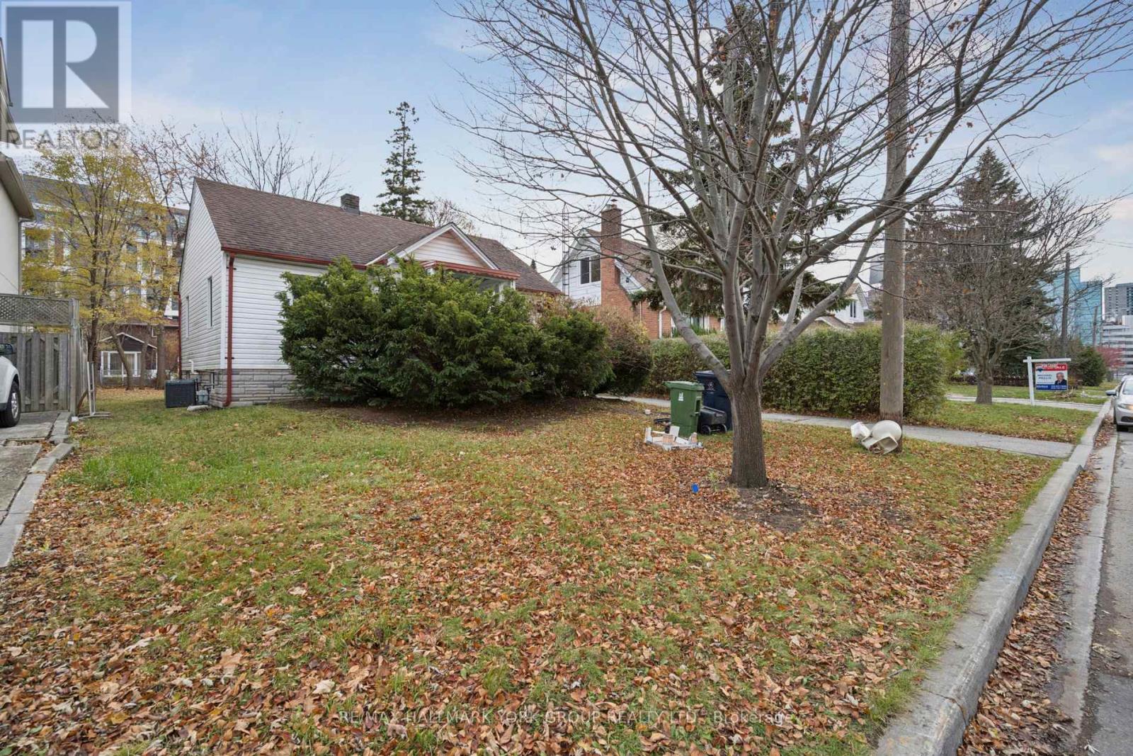 211 MAPLEHURST AVENUE, Toronto, Ontario