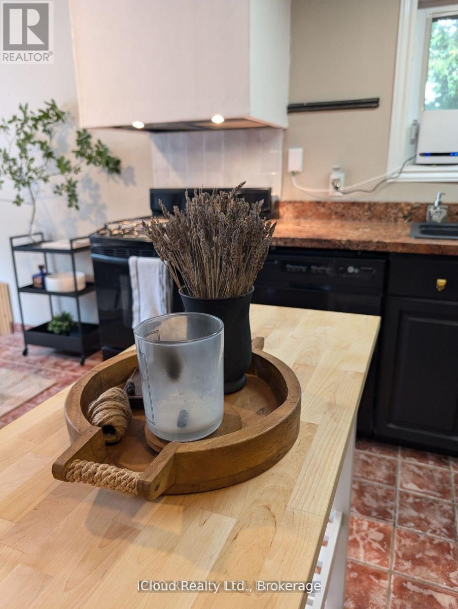 11 Maple Lane, Caledon, Ontario  L7E 0L3 - Photo 17 - W12577188