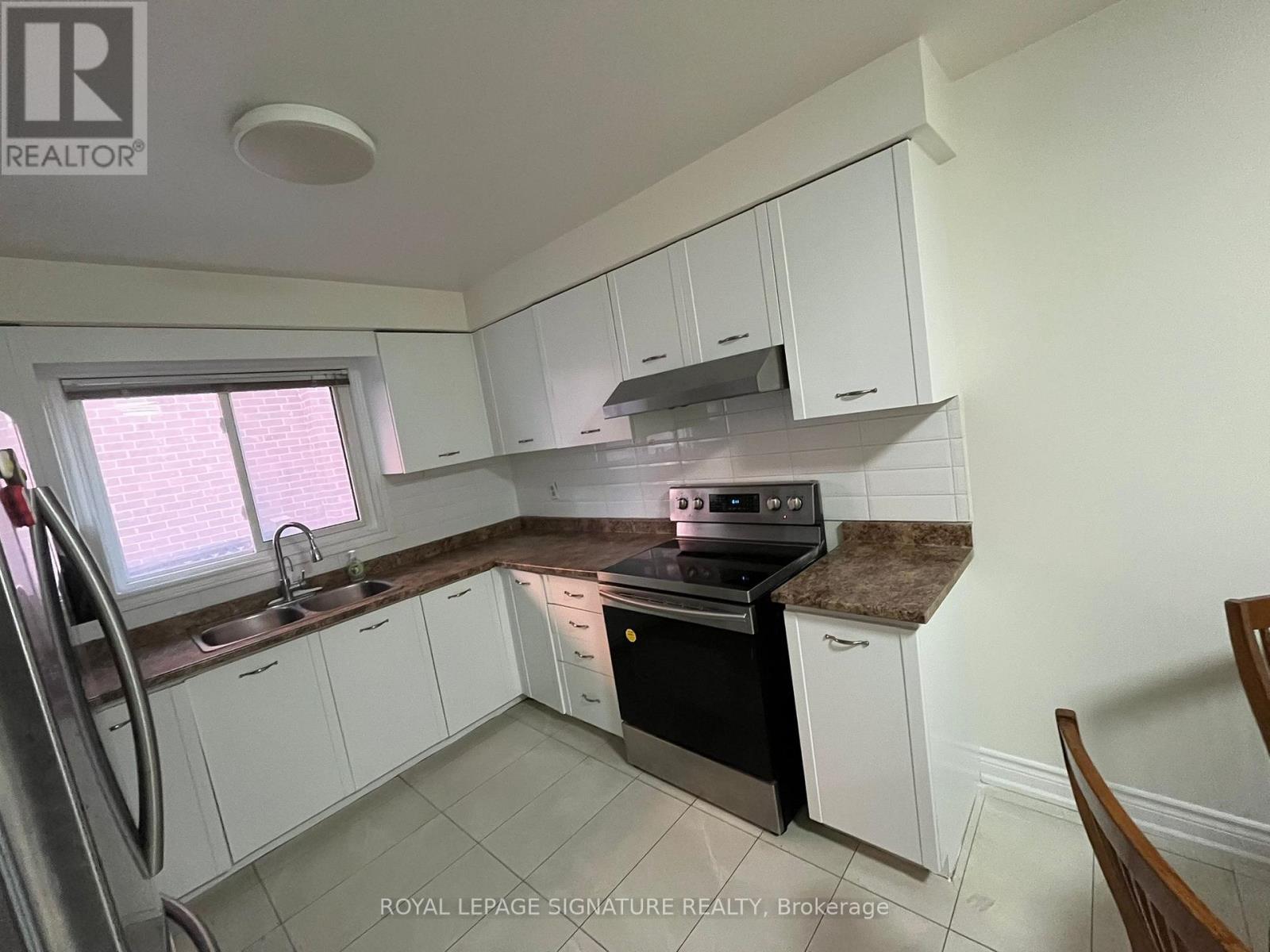 Main - 327 Evergreen Crescent, Oakville, Ontario  L6H 4T7 - Photo 3 - W12577208