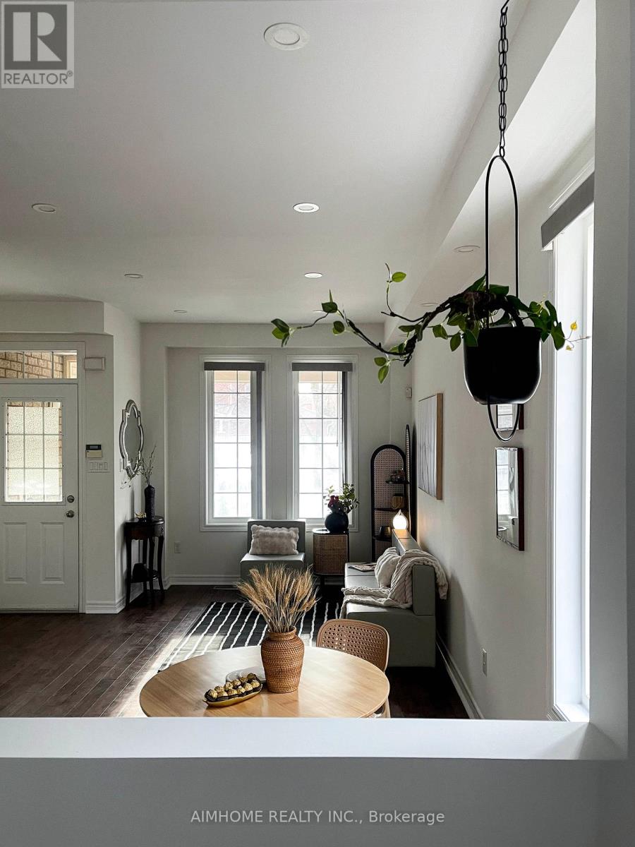 101 Grand Oak Drive E, Richmond Hill, Ontario  L4E 4A1 - Photo 10 - N12577292