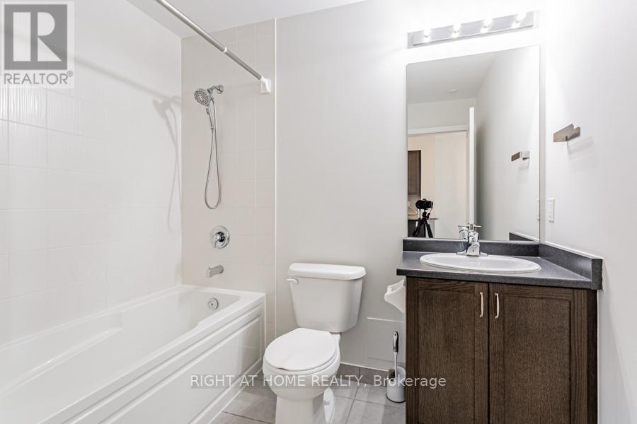 210 - 349 Rathburn Road W, Mississauga, Ontario  L5B 0C8 - Photo 21 - W12577296