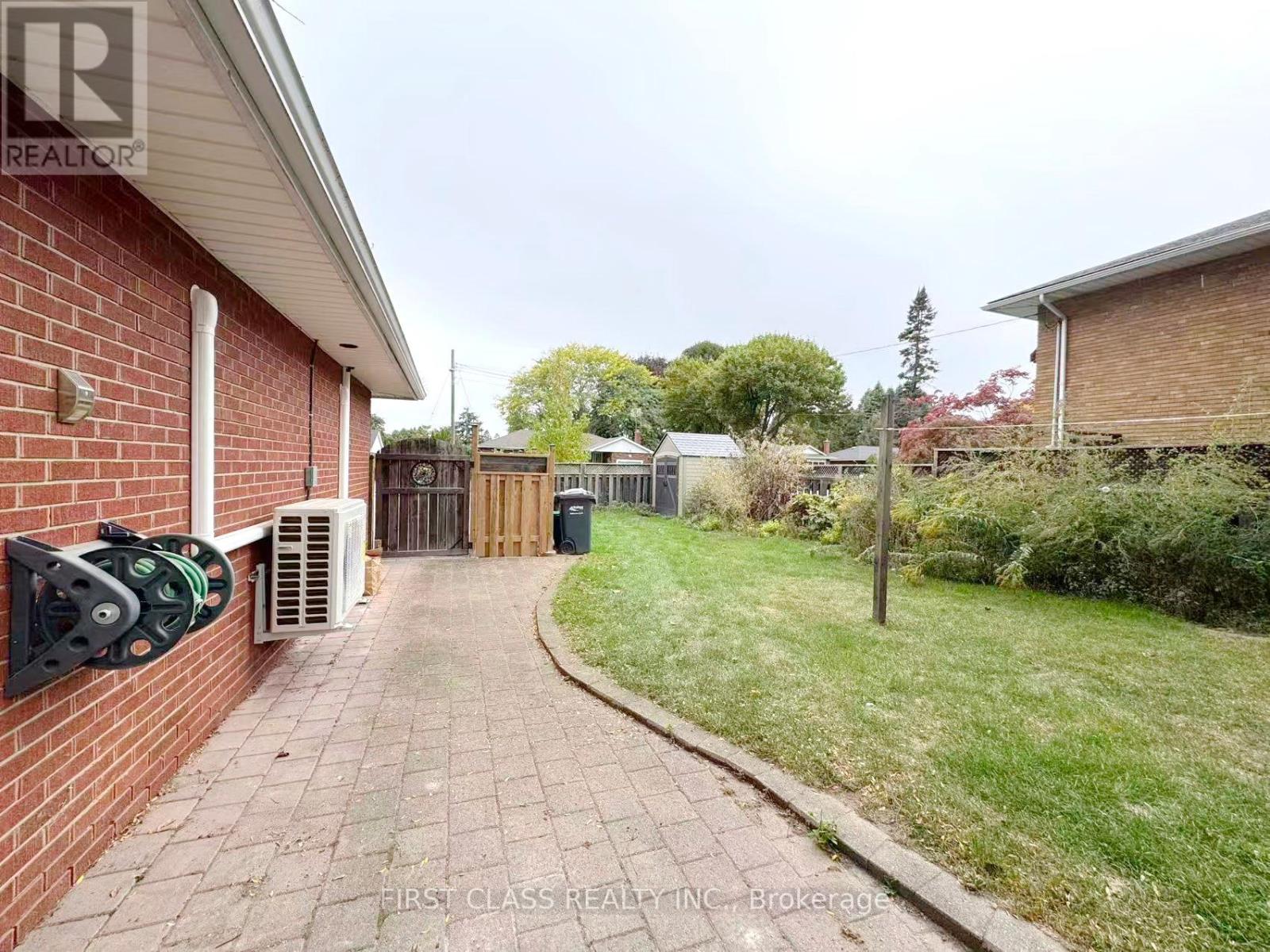 Main - 741 Proctor Road, Burlington, Ontario  L7R 3E5 - Photo 3 - W12577316