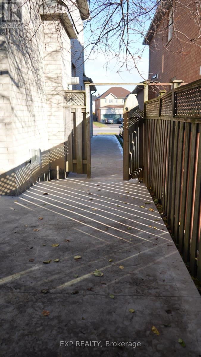 154 Bristol Road E, Mississauga, Ontario  L4Z 3V3 - Photo 2 - W12577320