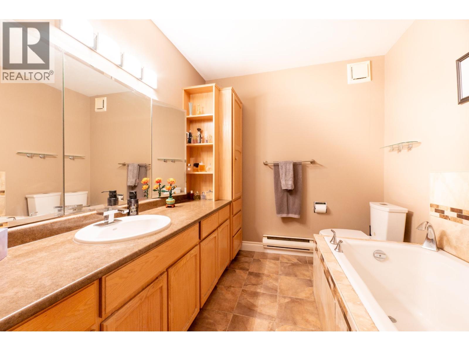 102 Viscount Place, New Westminster, British Columbia  V3M 6L4 - Photo 11 - R3070224