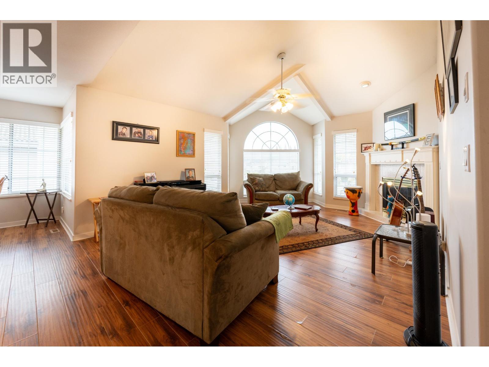 102 Viscount Place, New Westminster, British Columbia  V3M 6L4 - Photo 2 - R3070224