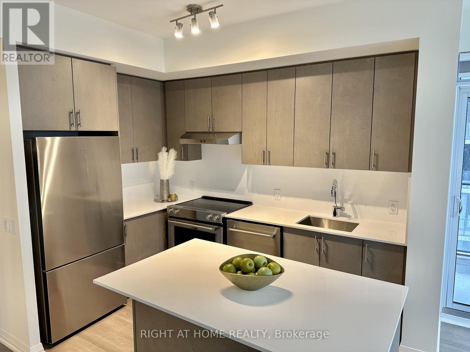 1815 - 9000 JANE STREET, Vaughan, Ontario