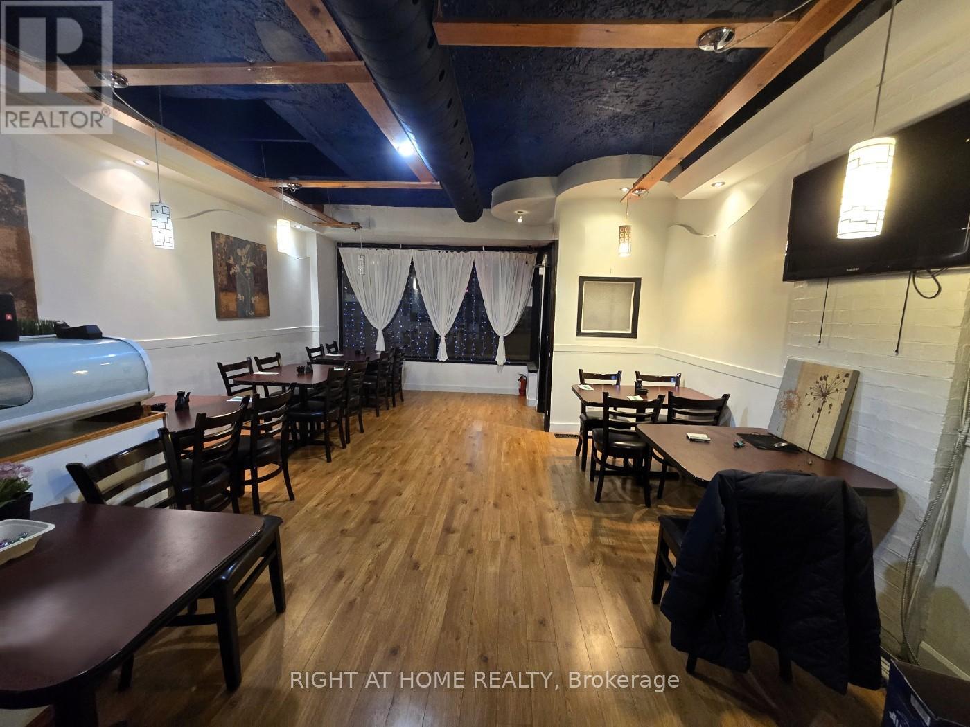 170 The Queensway Way, Toronto, Ontario M8Y 1J3 - Photo 2 - W12577336