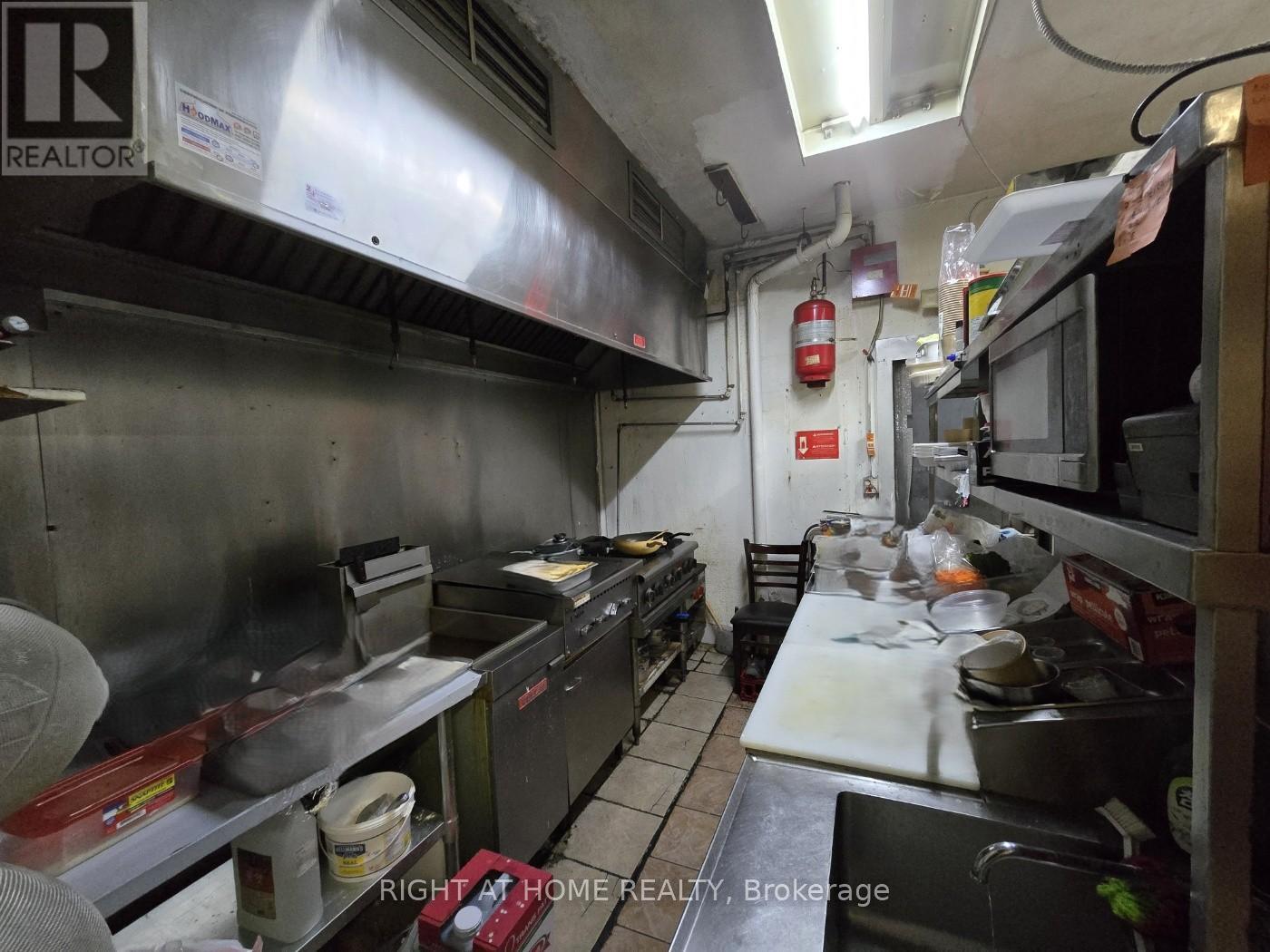 170 The Queensway Way, Toronto, Ontario M8Y 1J3 - Photo 4 - W12577336