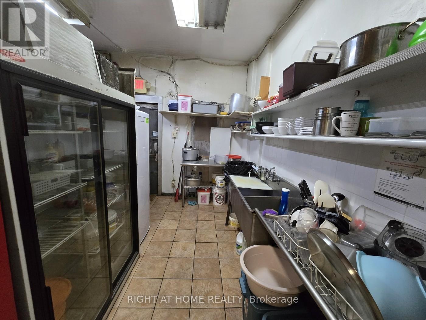 170 The Queensway Way, Toronto, Ontario M8Y 1J3 - Photo 5 - W12577336